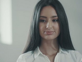 Seksi uzun saçlı sekreter Eliza Ibarra üstünde firma horoz sürmek