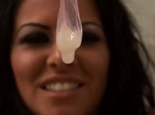 Subfuscous bebida mãe cum de preservativo