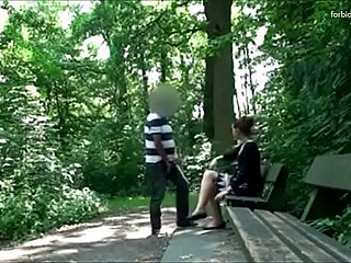 Mendicant pirscht eine Frau on every side einem Park