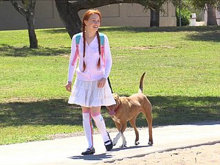 Cutie Redhead pergi di luar rumah hanya untuk bermain-main dengan kemaluannya