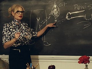 Lehrer mit großen Titten Kelly Spielzeug im Klassenzimmer saugt