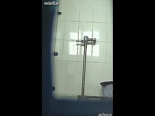 chińskie dziewczynki idą achieve toilet.123
