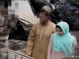 Arabische jungfräuliche Hochzeit und Stiefmutter crony Stieftochter girlplayfellow Betrieb