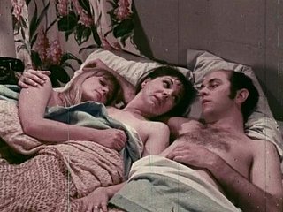 Stepmom dạy quan hệ tình dục cô con gái riêng trinh nữ