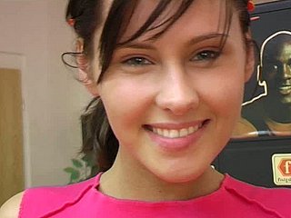 ผีโผล่ Sporty หีน่ารักของเธอกับ dildo แก้ว