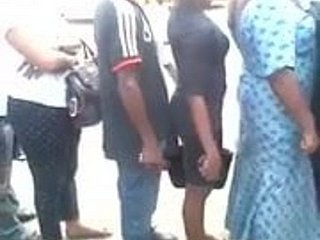 痴漢は女性の裏側に対する彼の勃起ペニスを押します