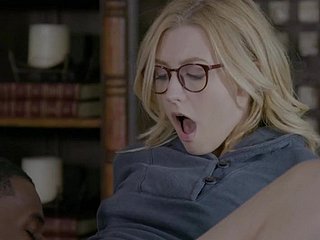 Alexa فضل ایک کٹر شگ کی ضرورت میں شیشے کے ساتھ ایک چھوٹا سا لڑکی ہے