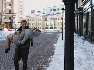Sexy Russian Chick Tori Fox wordt uitgekleed en goed geneukt