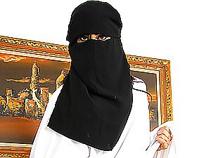 Exotisches Babe wird gefickt und trinkt dann heißes Sperma von einer Tasse