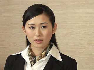 Mio Kitagawa El trabajador del hotel chupa la polla de un cliente.