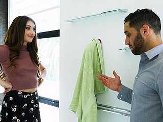 Hunk Handsome berminat dengan Hot Brunette Elena Koshka