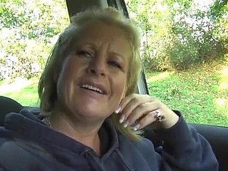 Frecher reifer Robyn Ryder verbreitet ihre Beine im Auto, um zu spielen