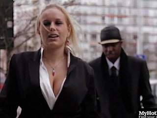 Mũm mĩm với ngực lớn bunging trên tinh ranh lớn Hardcore trong khiêu dâm giữa các chủng tộc