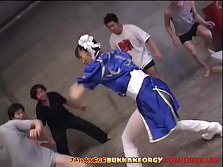 Chun-Li Cosplay 일본 베이비는 거대한 Bukkake Gangbang에 Grooped