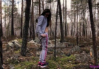 У школьницы был чувственный секс с PE учителем в лесу