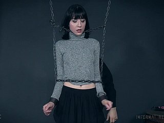 거의 합법적 인 샬럿 Sartre는 학대 속박 세션에서 울부 짖습니다