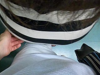 Mijn vrouw beschrijft hoe een vreemdeling haar in de trein benaderde en probeerde haar kutje onder minirok te vingeren