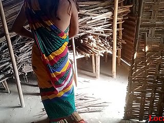 Desi Indian Village Bhabi는 남자 친구와 야외에서 엿 (공식 비디오로 localsex31에 의한)