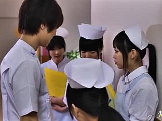 Die heiße japanische Krankenschwester wird streichelt und heiß im Badezimmer gefickt