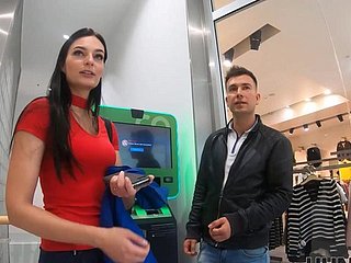 El hombre quiere dinero y ungenerous funciona, así que hace que su novia se jorra