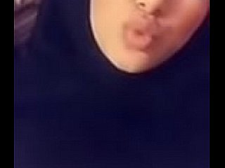 Müslüman hijabi kız büyük göğüsler ile seksi selfie photograph alır