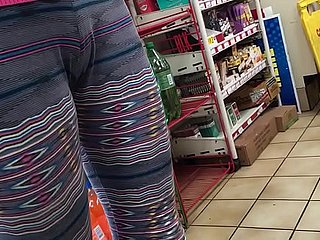 Tiener down de winkel wacht