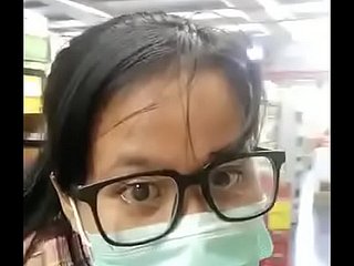 Lakting MILF bakkalda büyük göğüsler yanıp söner.