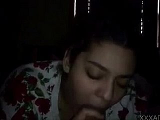 Une fille arabe chaude suce une grande nosh marocaine.