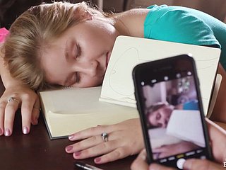 Очаровательная красотка Вена Роуз любит дуть огромный твердый пенис