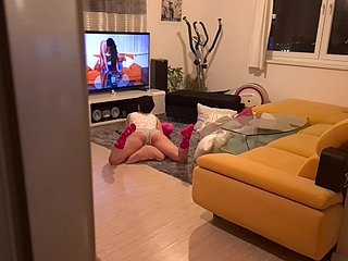 角質の義理の姉妹がポルノを見ているのを捕まえて、彼女の口の中でそれを手に入れました