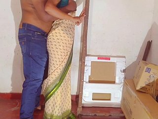 Coppia amatoriale dello Sri Lanka che fa sesso down ufficio.
