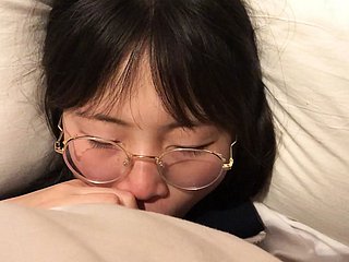 นักเรียนนักเรียนในชุดนักเรียนช่วยฉัน blowjob หลังเลิกเรียน
