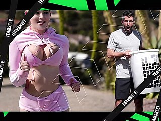 TEAMSKEET- 열정적 인 십대 팬티 스타킹 오일을 기름을 바르고 거대한 수탉 위에 그녀의 두꺼운 육즙이 많은 엉덩이