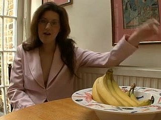 비축 된 MILF는 홈 방문을받습니다