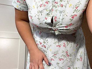 Busty Eva ama masturbare la sua figa paintbrush le dita, i discorsi sporchi, gli forti gemiti di Eva