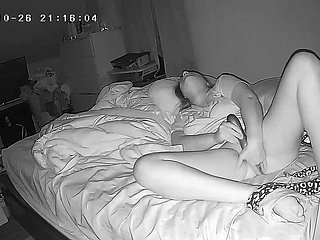 Gorąca żona znajduje ukrytą kamerę i pokazuje pokaz