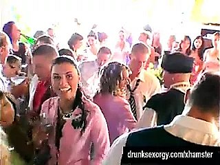 Pelacur perkahwinan sedang bonking di khalayak ramai