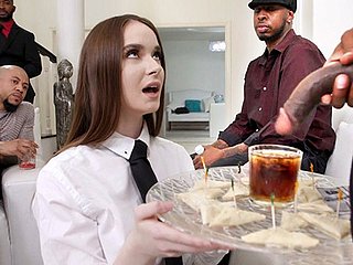 Hazel Moore ทำ gangbang ทางทวารหนักกับ cocks สีดำขนาดใหญ่