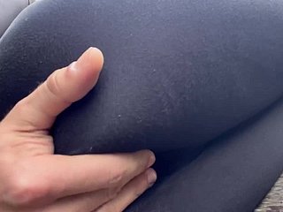 Young Hot Kirmess lässt mich mit ihrer Muschi im öffentlichen Park spielen - riskante öffentliche POV