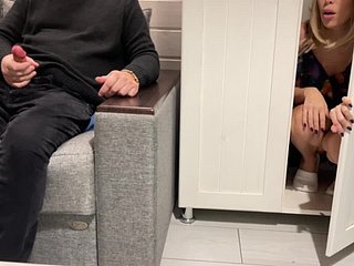 La matrigna ha catturato il figliastro che si masturbava e aiutalo a sborrare creampie veloce