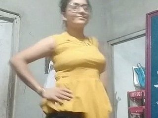 عمتي في بلوزة ضيقة وبيرا وملابس داخلية