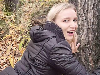 Meine jugendliche Stiefschwester liebt es, im Freien Sperma zu ficken und zu schlucken. - POV