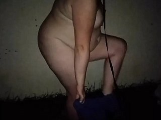Sklave und der Herr. NACHT. AUSSEN. Voller Nackt