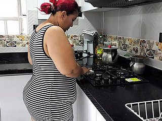 ล่อลวงแม่เลี้ยงของฉันให้มีเพศสัมพันธ์ในห้องครัว