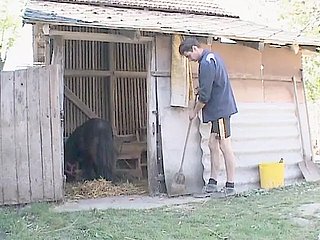 Drobna babcia sprawia, że ​​dupek pieprzy się napalony