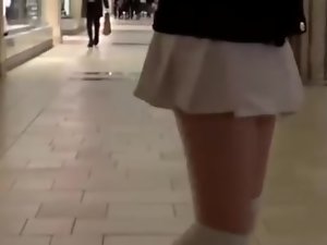 berjalan kaki remaja di pusat membeli-belah dengan penggetar