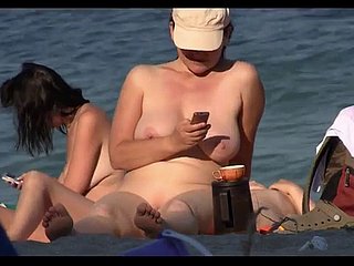 Schamlose Nudist Babes, give up the ghost am Strand am Strand auf Spy Cam sunniert