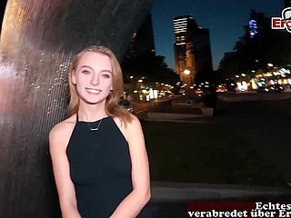 ایک حقیقی چھاتی پر چھوٹی چھاتی کے ساتھ خوبصورت جرمن سنہرے بالوں والی نوعمر