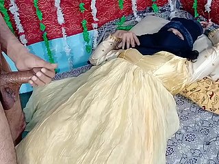 Desi Better half Bride เย็ด Hardsex กับ Indian Desi Broad in the beam Bushwa บน XVIDEOS India xxx