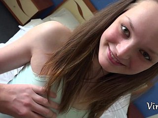 Студенческая девушка первого курса становится близкой со своим большим отчим -братом